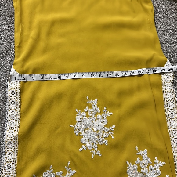 Kurta kameez pants off shoulder, mustard yellow white lace long sleeve - Picture 11 of 14